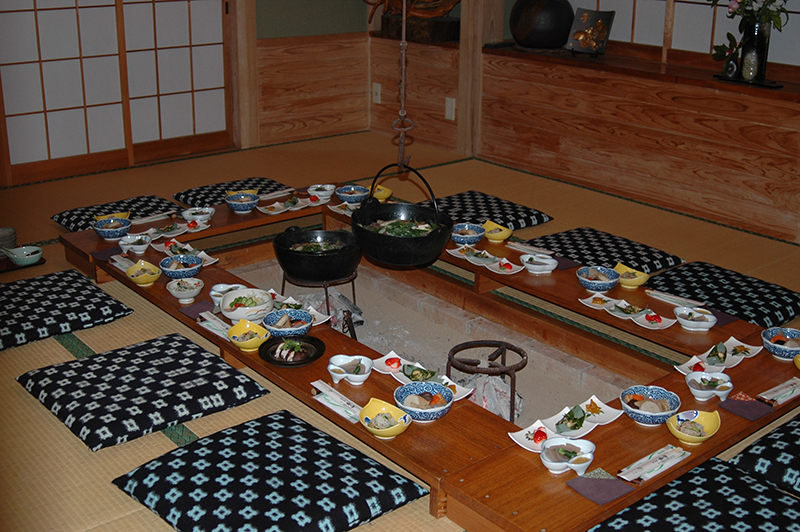 囲炉裏端 - 和室10畳の食事部屋